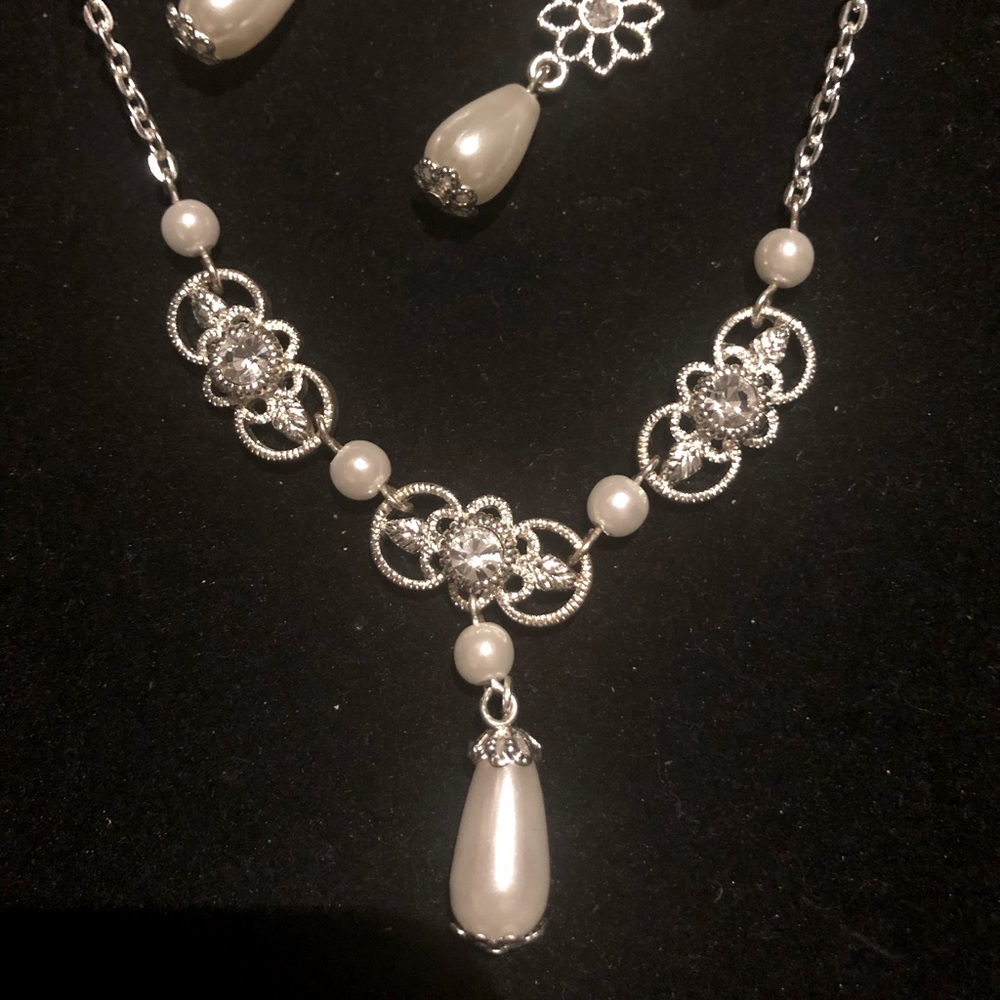 Necklace & earrings set